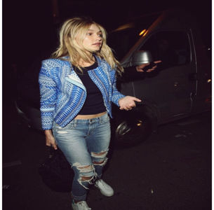 ̷♡̷ ⍮αιηяσʇιƖαɔ⑇eyes٦̷ „Cine e? Îți arăt eu cine e.” Era total enervată și merge cu pași rapizi; spre mașina unde era Sarah și-i deschide ușa trăgând-o afară. „Nu vreau să-ți creez probleme, iubito, dar nu mai rezist.” Spune asta și o sărută lung.
