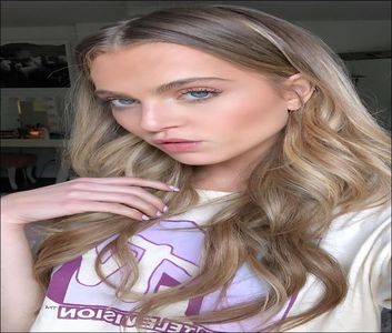 ⤑ʀคყօʄ ˢᵘᶰˢʰᶤᶰᵉ☀️┊# isi duce mana la fata fara sa mai stie cum(; sa reactioneze,se uita cu lacrimii in ochii la connor socata..stia ca e in stare de multe,dar nu sa dea in ea;
