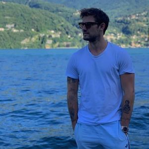 ▬ ❝Una care stie ca omul de langa ea nu ii face bine, poate ca te iubeste, dar nu iti face; deloc bine.❞ Ofteaza cand aude ca nu o sa stea cu ei doi si zambeste mai apoi cand o aude ce ii spune lu Rick si se uita la el. ❝Are dreptate mama, o sa stam singuri, nu cu ei.❞
