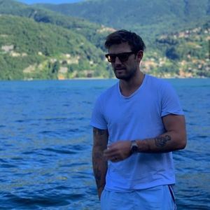 ▬ Isi duce privirea direct la scandal cand il aude pe Con si se uita urat la el si ta-su; ca sa ii lase pe toti si sare direct la Con de il ia la bataie pentru palma data Annei si tipa la el. ❝Esti cel mai pr#$$t frate din lume.❞
