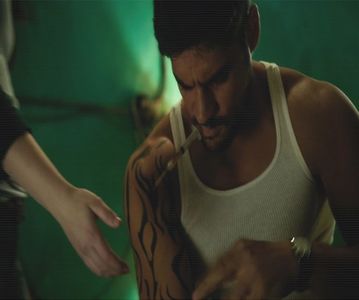 — Se uită la fetele lui cum se îndepărtează, dar fiind resemnat totuși că băieții vor avea; grijă de ele. Urcă în mașină și calcă accelerația spre casă =)))
