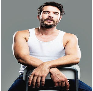 ̷♡̷ ⍮αιηяσʇιƖαɔ⑇eyes٦̷ Când aude de Amelia se încordează și o privește fix în ochi și parcă puțin; se mai calmează când aude că n-ar sta cu ei în casă dar tot nu-i surâde ideea ca fetița lui să se mute cu iubitul ei. „Nu știu ce să zic...” Se întoarce cu privirea spre Zayde.
