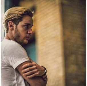 ̷♡̷ ⍮αιηяσʇιƖαɔ⑇eyes٦̷ „Și eu te iubesc.” Zâmbește scurt și lasă bagajele în portbagaj când ajung; în dreptul mașinii și intră direct pe locul șoferului ca să dea drumul la căldură și îi deschide și ei ușa din interior.
