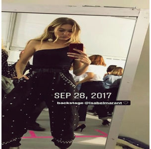 ̷♡̷ ⍮αιηяσʇιƖαɔ⑇eyes٦̷ O urmează trăgând valizele după ea și când o observă se oprește în; spatele ei mușcându-și buza ca să nu râdă. „Ești bine, scumpo? Înțeleg că ți-a lipsit locul ăsta, dar nu trebuie să iei ușa în brațe.” =)))
