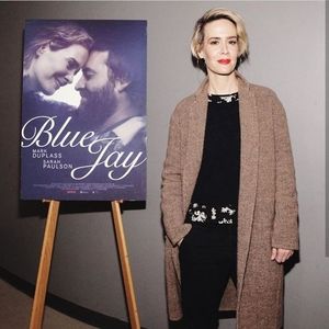 ▬ ❝Sunt bine.❞ Isi maseaza locul cu palma si isi scutura capul, apoi o; pufneste rasul. ❝In momentul asta doar usile o sa le i-au in brate pana ajung sa i-au cada pe mine direct.❞ Deschide usa si intra in cladire.
