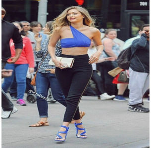 ̷♡̷ ⍮αιηяσʇιƖαɔ⑇eyes٦̷ „Păi și pe mine?” Se face rănită și râde urmând-o în clădire. Merge spre; lift și se strâmbă când vede că e fix la ultimul etaj și apasă pe buton așteptându-l. „Crezi că mai reziști două minute, scumpo?” Surâde și-o privește.
