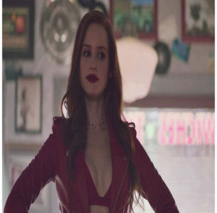 ̷♡̷ ⍮αιηяσʇιƖαɔ⑇eyes٦̷ Zâmbește dulce atunci când o pupă și îl strânge și mai tare în brațe și; când îi dă ocazia îi răspunde. „Bine, poate îmi place puțin.” Îl sărută lung.
