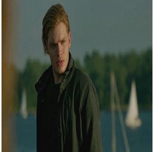 ̷♡̷ ⍮αιηяσʇιƖαɔ⑇eyes٦̷ Deși era cu capul spre ea, nu se uită la ea dar cedează până la urmă; și o privește fix în ochi. „Mai bine așa?” Se lasă mai bine peste ea, dar nu încât să fie greu peste ea.
