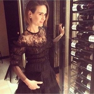 ▬ ❝Si pe tine, dupa nu mai scapi de imbratisari.❞ Surade si se uita la ce etaj e; liftul la modul "f@#$ck me!" si se abtine sa nu rada. ❝Mai am rabdare 2 minute acum.❞
