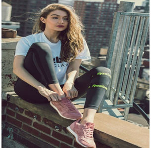 ̷♡̷ ⍮αιηяσʇιƖαɔ⑇eyes٦̷ „Hai că nu-s chiar așa multe.” O sărută până ajunge liftul jos și se despinde; din sărut zâmbind. „Vezi? Ce repede a ajuns.” Râde scurt și intră-n lift cu bagajele lăsând-o pe ea să apese pe numărul etajului  atunci când intră căci era mai aproape. :))
