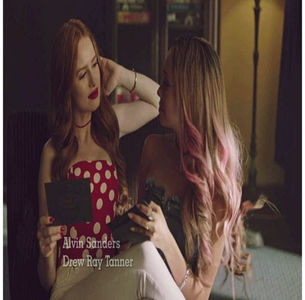 ̷♡̷ ⍮αιηяσʇιƖαɔ⑇eyes٦̷ Zâmbește dulce după ce o sărută și trage de valiza ei ca să o aducă; mai aproape și se uită spre ea cu mâinile-n șold și se încruntă. „De fapt, știi ceva?” Își ridică privirea spre Zayde. „Cred că pot să dorm și cu haine de la tine în seara asta.” Râde scurt.
