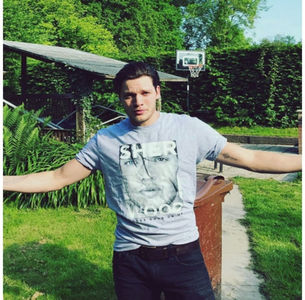 ̷♡̷ ⍮αιηяσʇιƖαɔ⑇eyes٦̷ „Putoare?” Își duce o mâna spre inimă, rănit și-o trage scurt spre el ca; să o sărute înainte să plece și după se întinde după telecomandă și pornește televizorul. „Îmi spui dacă ai nevoie de ajutor, iubito.” Ridică puțin tonul ca să-l audă.
