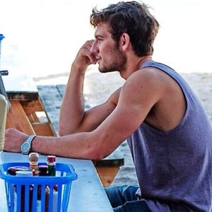 ▬ ❝Hai bine...❞ Se arunca pe canapea si zambeste, apoi se uita; in jur sa nu fi mutat cineva ceva.
