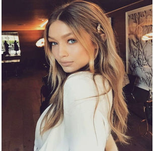 ̷♡̷ ⍮αιηяσʇιƖαɔ⑇eyes٦̷ Reușește să găsească până la urmă un afurisit de pahar și ia sticla și; paharul și merge cu ele spre baie. „Aleluia, am găsit pahar.” Râde scurt când intră în baie.
