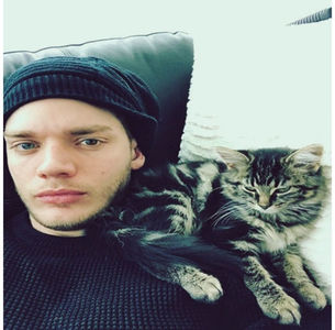 ̷♡̷ ⍮αιηяσʇιƖαɔ⑇eyes٦̷ Se ridică leneș de pe canapea și râde, merge spre bucătărie și când intră; înăuntru o ia în brațe pe la spate cât spală vasele. „Mulțumesc, scumpo.”
