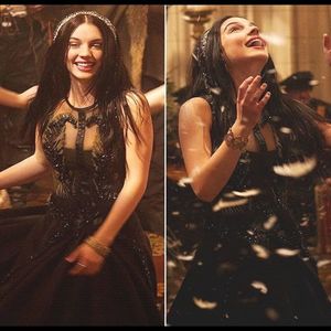 ━ Se uită spre el peste umărul său și îl face de spumă pe nas. ❞Ești a naibii de drăguț așa.❞; Râde după ce se întoarce la treaba ei :))))
