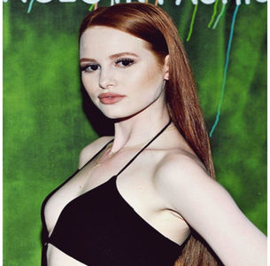 ̷♡̷ ⍮αιηяσʇιƖαɔ⑇eyes٦̷ Îi ridică ușor mâinile spre buzele ei și-i plasează un sărut micuț peste; vânătăi și zâmbește trist fără să-l privească. „Urăsc să te văd așa rănit..”
