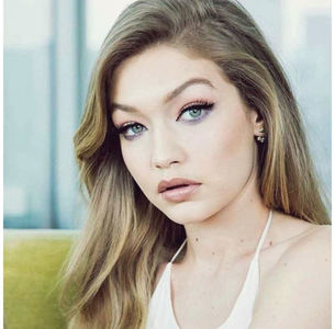 ̷♡̷ ⍮αιηяσʇιƖαɔ⑇eyes٦̷ „Nu-mi aminteam unde sunt.” Surâde și-i lasă sticla și paharul jos lângă; cadă. O trage ușor în fața ei și o sărută lung.
