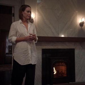 ▬ ❝O sa iti amintesti tu unde sunt, cand ai nevoie.❞ Ii raspunde sarutului, apoi; se desprinde usor si ia sticla turnand in pahar.
