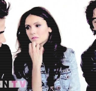 — "O daa, pizza este foarte buna." Incepe sa rada chiar daca n-are idee de ce o face si sare dE pe b; blat, ocolindu-l si se uita dupa o pereche de papuci "Ar trebui sa merg dupa ceva de baut, ca doar nu bem apa." =))))
