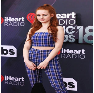 ̷♡̷ ⍮αιηяσʇιƖαɔ⑇eyes٦̷ „Sigur?” Își ridică privirea spre el schițând un zâmbet și îl îmbrățișează.; Rămâne iar tăcută și gânditoare și-l strânge în brațe.
