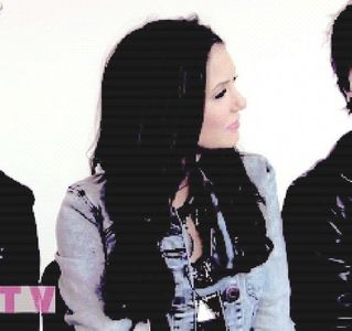 — "Perfect, si asa n-aveam chef sa ies la ora asta." Se descalta imediat si se apropie de el; "Mananc ce mananci si tu n-am pretentii."
