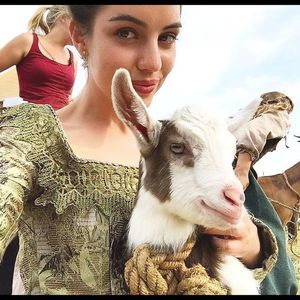 ━ O amuză situația. ❞La naiba, am mâncat ce a gătit ea. Nimeni nu ar putea-o întrece.❞; Se uită la el zâmbind, făcând mai apoi semn spre farfuria cu paste. ❞Mănâncă-le până nu se răcesc. Oricum obișnuiește-te, eu nu sunt Anna.❞ Face referire la mâncarea gătită de ea.
