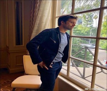 ⤑ʀคყօʄ ˢᵘᶰˢʰᶤᶰᵉ☀️┊# vine de la el din camera frecandu-se la ochii dupa(; un somn bun si se uita in jur dupa oliver sau rose,nestind ca sunt in bucatarie..cu pisicu in brate normal;
