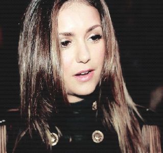 — Isi pune o mana in sold si rade scurt "Cea mai, nici in cele mai frumoase filme nu intalnesti asa; cina." =))) Pana sa vina comanda, ia un pahar din dulap si isi toarna apa de la robinet "Traim cum putem pana vine."=)))
