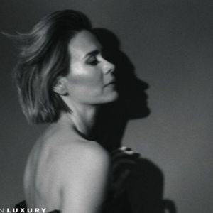 ▬ ❝Pacat, dar poate o sa vrea ea o baie.❞ O prinde de bluza si o trage de bluza; spre ea si o saruta lung, apoi se desprinde dupa cateva secunde bune si se baga in cada.
