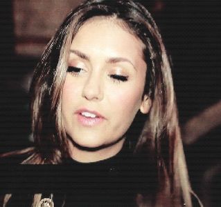 — Ia repede o cutie de pizza si o aseaza pe picioarele ei, desfacand apoi o doza de; bere din care ia o gura generoasa, lasand-o apoi pe masa "Cel mai mult am asteptat berea." :))
