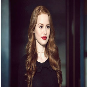 ̷♡̷ ⍮αιηяσʇιƖαɔ⑇eyes٦̷ Îl strânge în brațe și ar fi vrut să vorbească de tot ceea ce s-a întâmplat; azi mai ales între Rick și FP dar stăteau așa liniștiți și nu voia să strice asta. Era în sfârșit liniște și-i lipsise asta. Își lasă capul pe umărul lui zâmbind slab.
