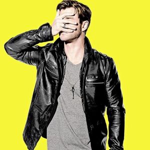 ▬ ❝Imi pare rau iubire, erai prea ghemuita si ma gandeam ca a patit ceva; bro si ti-a furat halatul.❞ Se duce langa ea si o imbratiseaza. =)))
