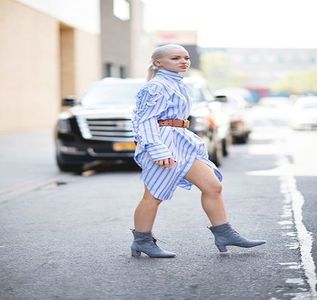 — Când se desprinde de Elias, fură pisicul, ținându-l la pieptul ei. ❞Cu cei trei câini ai mei; te descurcai când te lăsam cu ei. Și văd că și cu Ollie te descurci. Bine, mă refer și la Ollie cel mare și gras a cărui voce se aude din bucătărie.❞ =))))))))
