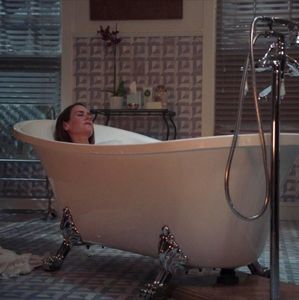 ▬ Nu o mai aude ca o ia somnul acolo prinsa in gandurile ei si; linistea ce era in baie.=))))
