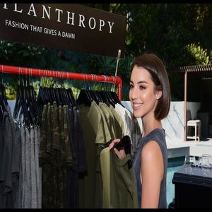 ━ Surâde când îl aude pe Elias și mulțumește Domnului că nu s-a ridicat tricoul pentru că; nu avea nimic pe sub. :))) Îi privește pe cei doi abia treziți și se uită în special la Elias. ❞Bună, dragostea iubitului meu.❞ O salută pe Vanessa din priviri.
