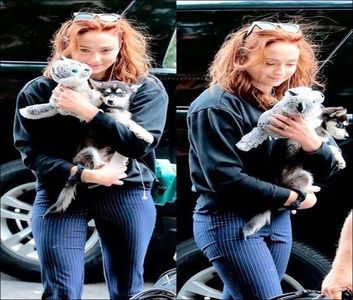 ⤑ʀคყօʄ ˢᵘᶰˢʰᶤᶰᵉ☀️┊# coboara din taxi dupa ce ii da banii taximetristului..vizibil(; obosita dupa discuti luuungi cu connor si isi scoate si bagajele,zambind larg cand o vede pe evie;hei love
