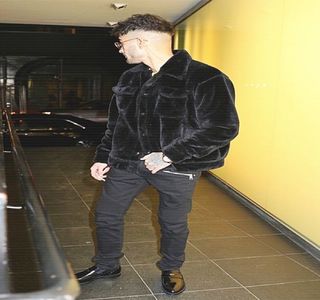 — Suprapunerea buzelor. “Fac şi eu ce pot,” constată astfel înainte de a-şi rezema din nou; palmele de marginea tejghelei. “Şi.. nu le deranjează că ai ajuns să lipseşti acum?” Între cele două părţi ale ideii sale, produce o pauză, prelungind vocala primului cuvânt.
