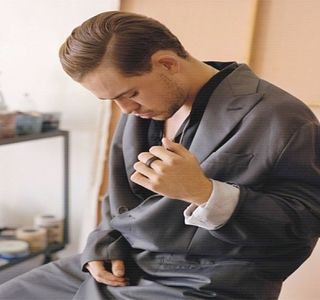 — Său să iniţieze introducerea apartamentului, ulterior având să treacă la rândul lui pragul,; pătrunzând. În mare parte, se găsea mulţumit de aspectul interior, nefiind nici ceva ieşit din comun, dar nici vreun loc lipsit de farmec, declarându-se în sinea sa satisfăcut de locuinţa respectivă,
