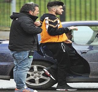 — Fapt pentru care următorul mesaj avea să existe. Cu greu, prin intermediul unui deget,; tastează înapoi: “Cu siguranță,” doar tachinând-o. Finalul răspunsurilor ei îi oferă un răgaz iminent, și deși ezitant la început, eventual concepe un alt mesaj: “Dacă-mi spui că în seara asta urmează
