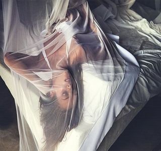 — Faptul că se declarase ca fiind destul de ocupat zilele acestea, lipsa sa fiind de altfel un motiv; în plus să petreacă în compania vreunui amic, precum Zayn. Aşadar, pentru a clarifica situaţia şi a exclude grupul de prieteni menţionat de către brunet, trimite un alt mesaj: „Tu şi eu.”
