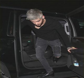 — Duce la utilizarea claxonului, atenţionându-şi prezenţa. Presupunând că eventual gândul; îi reuşise, petrece următoarele maxim 2 minute în scopul parcării vehiculului, pe care îl şi părăseşte numaidecât la final. Securizarea portierelor are loc, iar după o scurtă întoarcere, paşii
