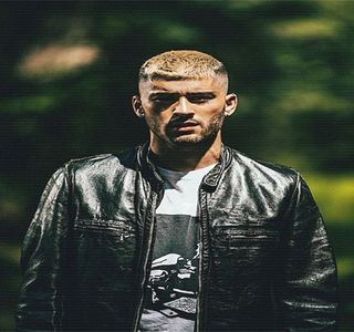— Printr-un rânjet. Treptat, braţele şi le depărtează, spatele mişcându-şi-l până ce adoptă; o poziţie confortabilă prin sprijinirea acestuia de speteaza scaunului. “Aşadar.. Skriver, adevăr sau provocare?”
