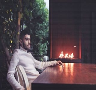 — Apropiată marginii. Întrebarea primită îl plasează în pragul răzgândirii, având în minte; încă de la început ideea unei provocări. Însă, în schimb îşi foloseşte palma liberă astfel încât să învârtă mica ceaşcă de cafea pe farfuriuţă prin intermediul toartei, iar mai apoi eliberează
