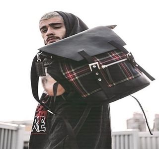 — Lui Josephine. Ulterior, după mulţumirea oferită acestuia, se întoarce spre partea opusă,; pe lateral, pentru a se putea afla cu faţa spre aceasta. Entuziasmul ei îi cauzează instant arcuirea sprâncenelor. “Pentru început ai putea să te faci utilă şi să-ţi foloseşti ochii ăia frumoşi cât să
