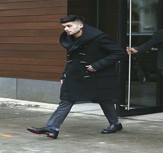 — Prin care şatena îşi iniţiază ideea îi captează atenţia, un rânjet preluând controlul buzelor; sale. Propunerea ei, una chiar strălucită, cu toate că nu i-ar recunoaştea-o direct în faţă, duce la realizarea unui răspuns: “Ar fi ultima dată în care-mi încalc regulile locului de muncă
