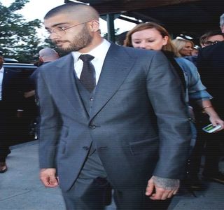 — Răspuns satisfăcător. Parcurge în secunda ulterioară distanţa necesară pentru a pătrunde; apoi în camera plină de proviziile necesare băuturilor, şi nu numai. Lumina slabă din interiorul acesteia îi aduce din primele momente o încruntătură iminentă pe chip, expresie urmată

