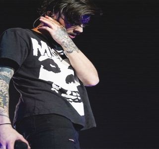 — Li-se. Într-un mod lent privirea lui trece de pe ochii ei, pe buzele cărnoase, și invers, până ce; dibuiește raftul aflat la cea mai potrivită înălțime lor, astfel încât să poată așeza respectiva sticlă de nectar. O greșeală era deja definită de refuzul lui de a crea o distanță convenabilă, însă
