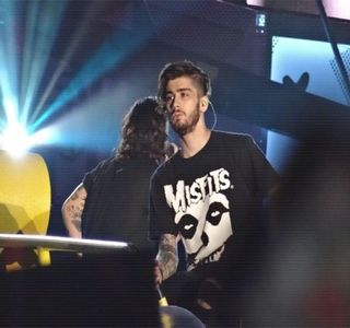 — Locul în care se afla, susținându-i încă, corpul în brațe șatenei, nu se dovedește a fi nici pe; departe unul definitiv, câci ulterior produce pași mărunți, lenți, cu grijă dibuind în final o anumită ladă frigorifică din apropierea raftului pe care restul băuturilor se aflau. Mersul său abia
