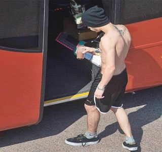 — În cele din urmă reușește să scape de respectivii bocanci, iar după poziționarea; acestora pe raftul desemnat în scopul păstrării a tot ceea ce înseamnă încălțăminte, decide să înainteze în interiorul apartamentului. Treptat jacheta din denim și-o coboară de pe umeri ca ulterior să
